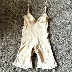 NWOT SKIMS SHAPEWEAR MID THIGH BODYSUIT CLAY BEIGE LARGE